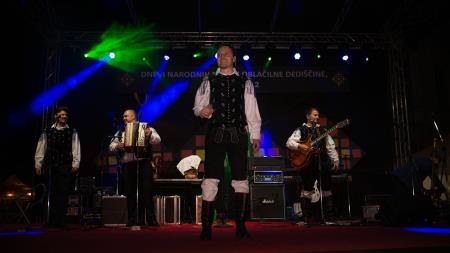 S soncem obsijan drugi festivalski dan 50. Dnevov narodnih noš in oblačilne dediščine v Kamniku (57)